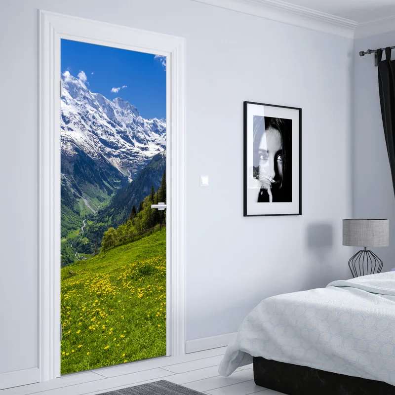 Türaufkleber alpwiese im frühling vor schneebedeckten gipfeln
