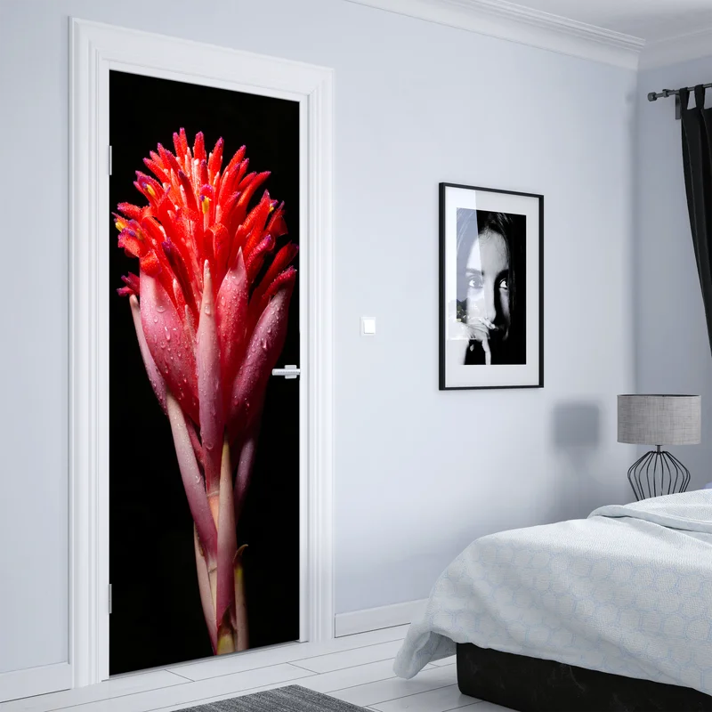 Türaufkleber leuchtende rosa blüte vor schwarzem hintergrund