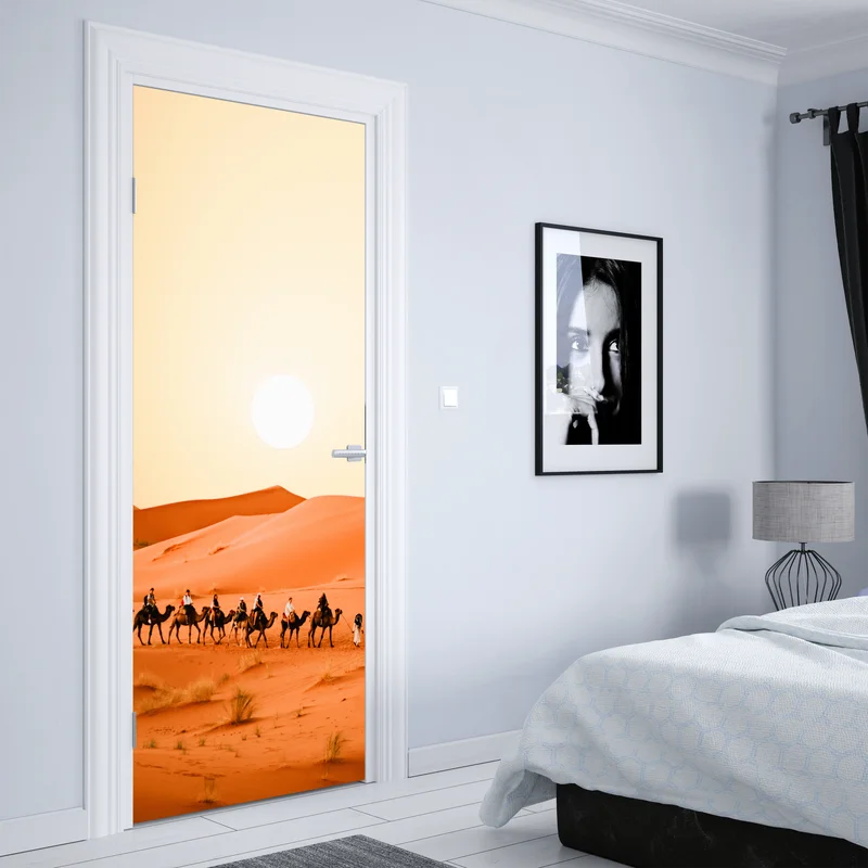 Türaufkleber karawane von kamelen in der wüste bei sonnenuntergang