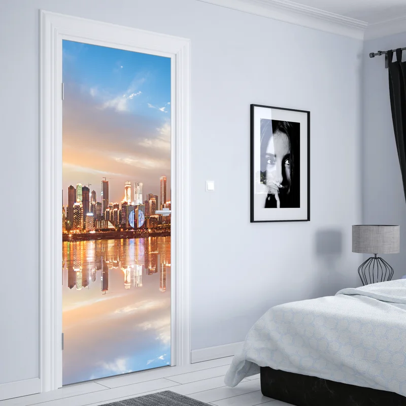 Türaufkleber stadtsilhouette im spiegelbild bei dämmerung