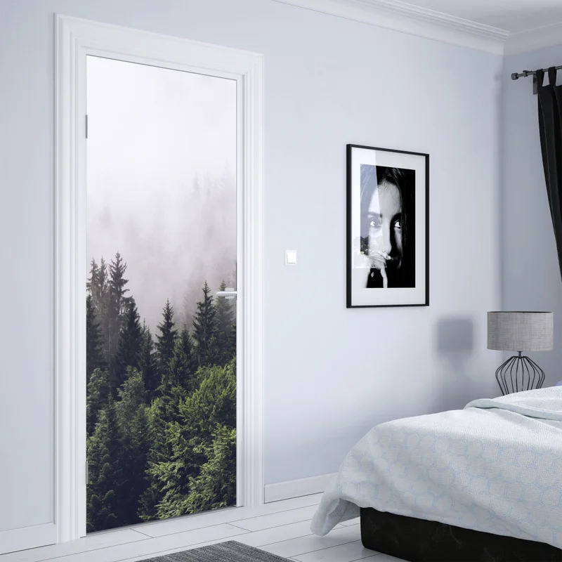 Türaufkleber nebelverhangener nadelwald am berghang