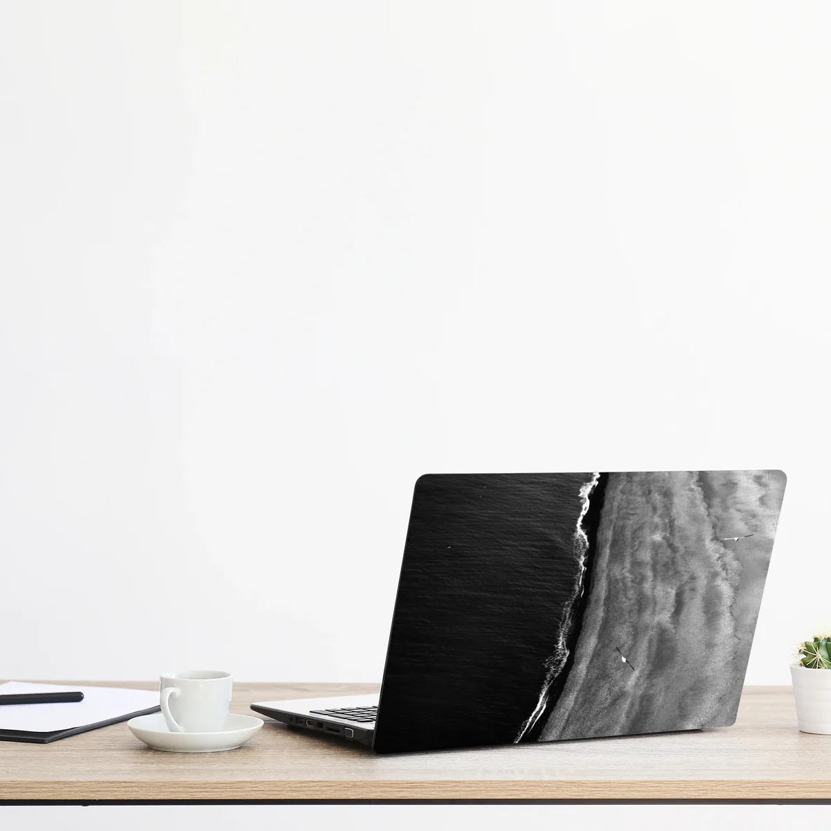 Laptop-Aufkleber monochrome küstenaufnahme aus der luft Laptop-Aufkleber monochrome küstenaufnahme aus der luft