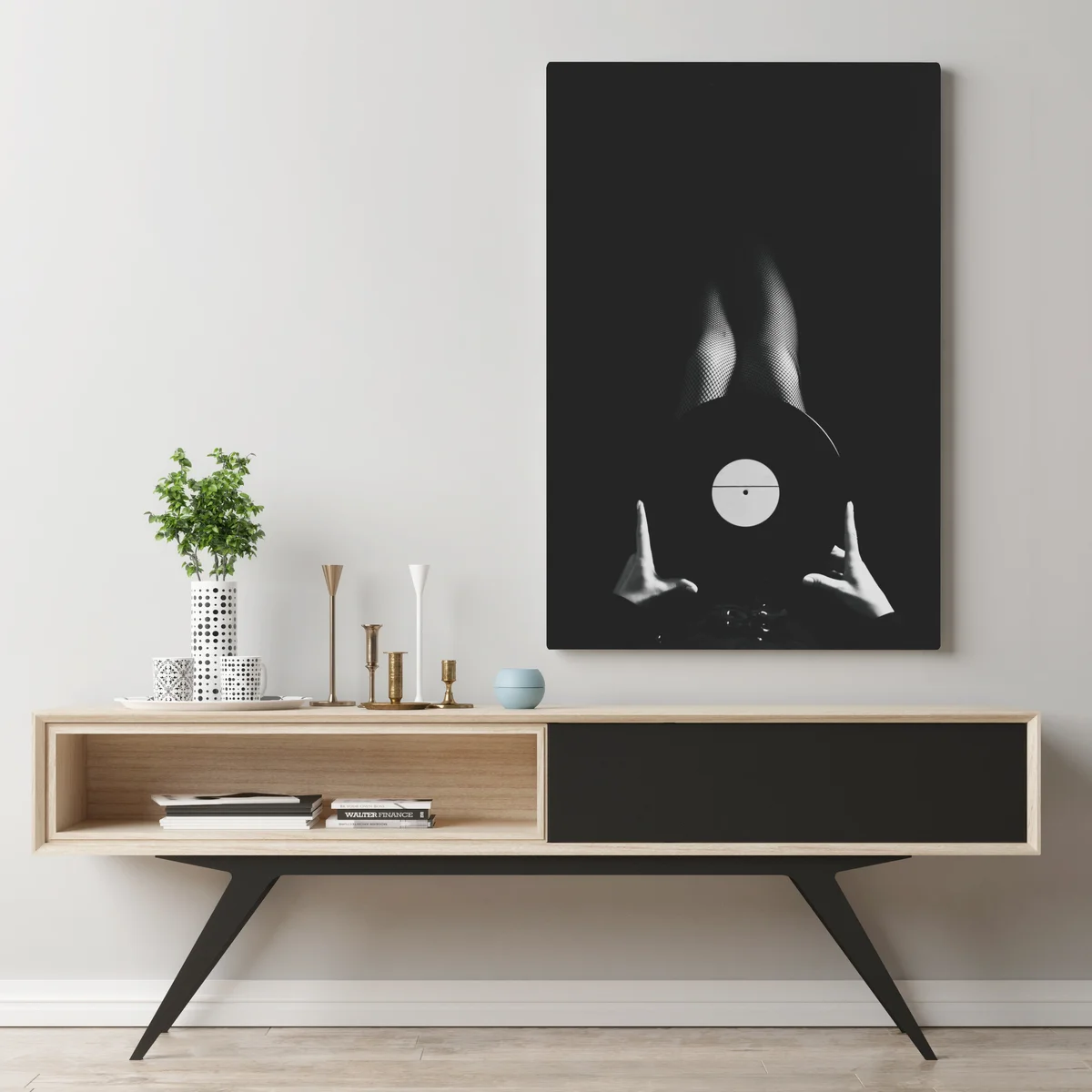 Leinwandbild schallplatte und beine in netzstrümpfen Leinwandbild schallplatte und beine in netzstrümpfen