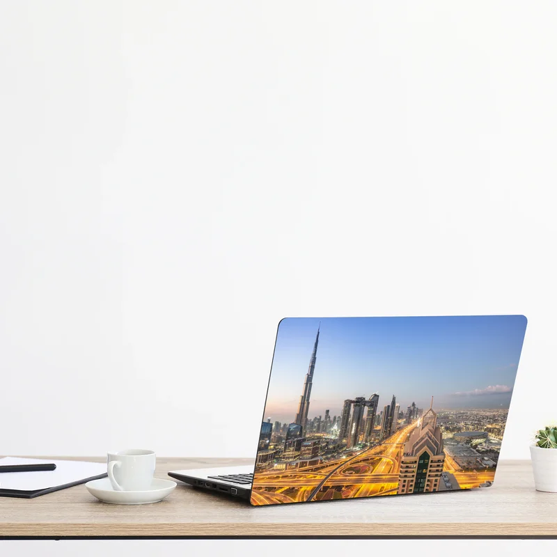 Naklejka na laptopa panorama Dubaju o zmierzchu