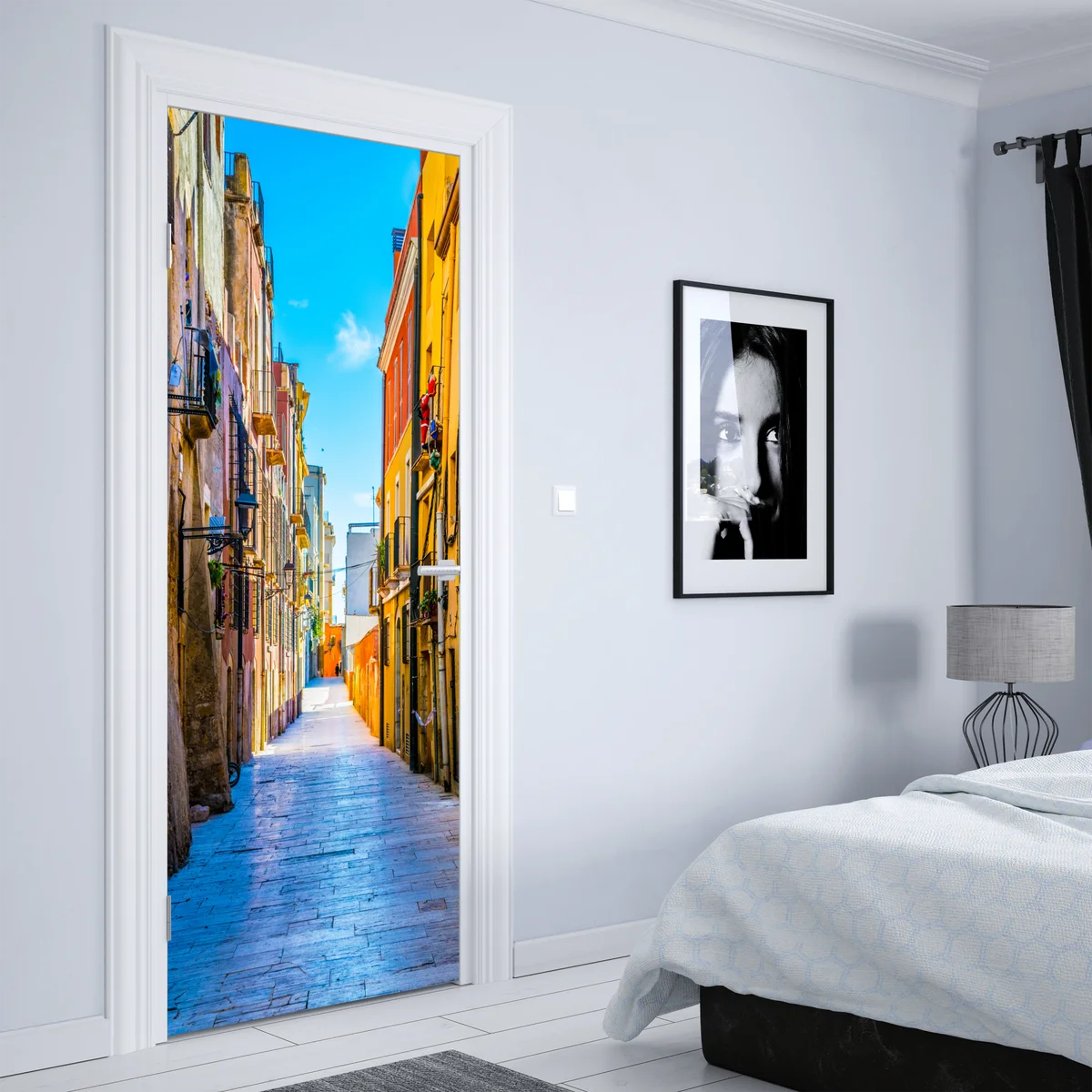 Türaufkleber sonnenbeschienene mediterrane gasse mit bunten fassaden Türaufkleber sonnenbeschienene mediterrane gasse mit bunten fassaden