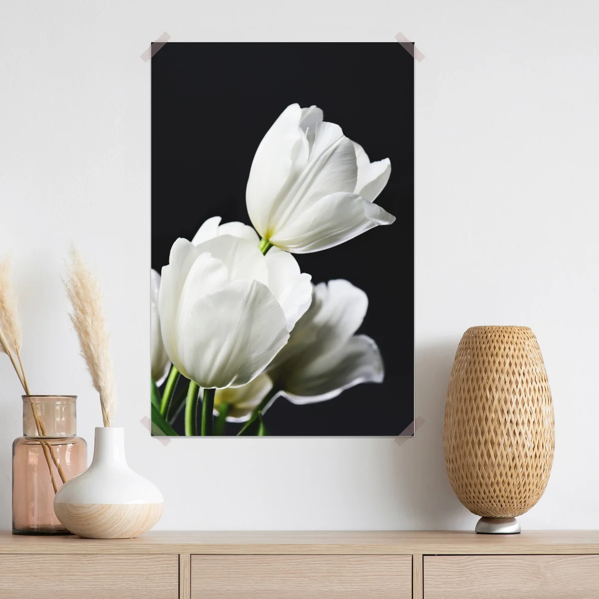 Poster weißer tulpenstrauß vor dunklem hintergrund Poster weißer tulpenstrauß vor dunklem hintergrund