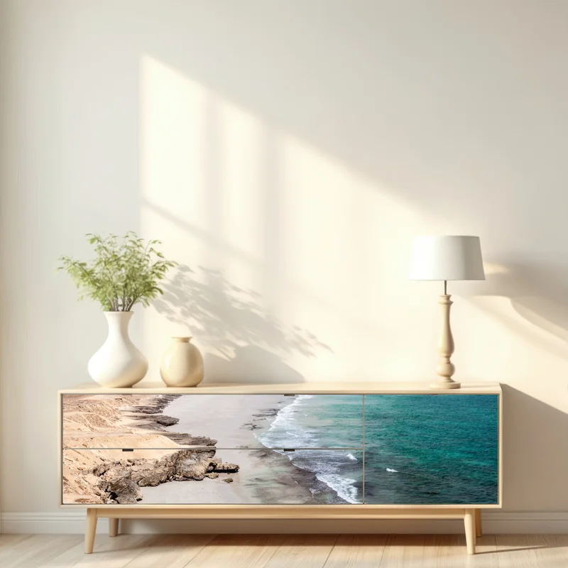 Repositionierbarer Aufkleber ruhige türkisfarbene küstenlinie über wüstenklippen Repositionierbarer Aufkleber ruhige türkisfarbene küstenlinie über wüstenklippen