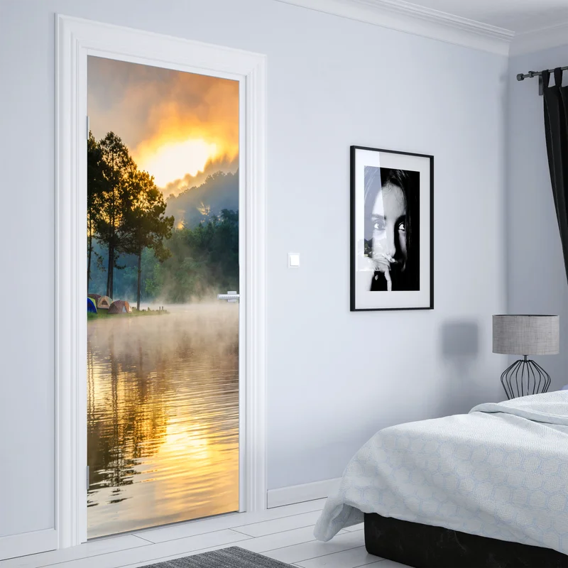 Türaufkleber morgendlicher nebel am Pang Oung see, Mae Hong Son