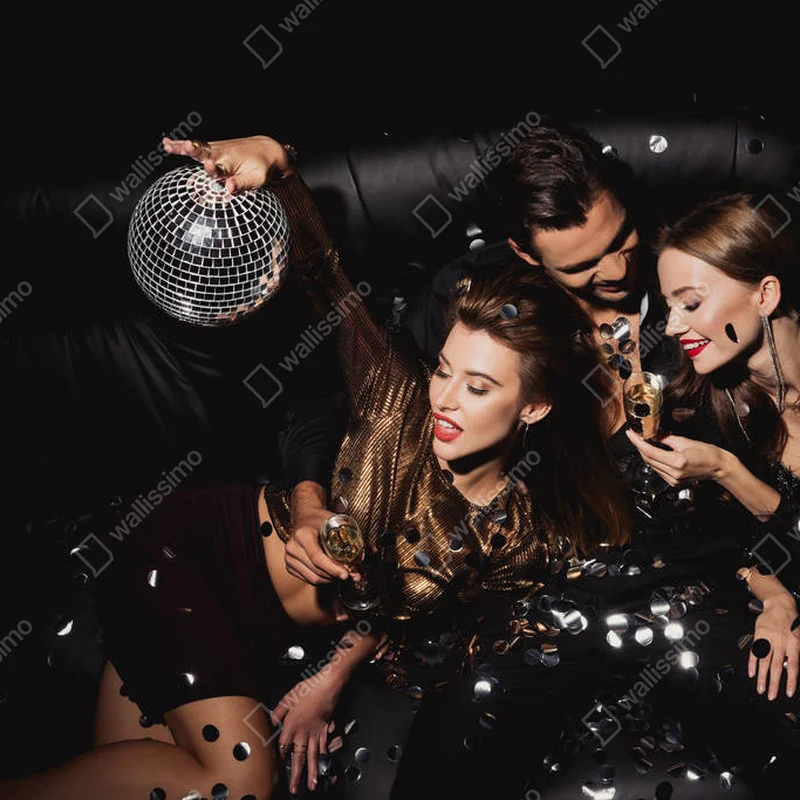 Leinwandbild Draufsicht attraktive und lächelnde Frauen mit Discokugel und gutaussehender Mann mit Champagnerglas isoliert auf schwarz • Leinwandbilder bei Wallnifity® Leinwandbild Draufsicht attraktive und lächelnde Frauen mit Discokugel und gutaussehender Mann mit Champagnerglas isoliert auf schwarz • Leinwandbilder bei Wallnifity®