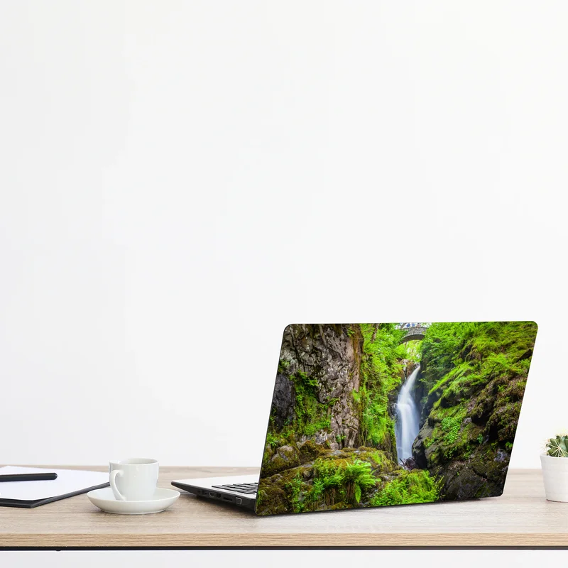 Laptop-Aufkleber wasserfall in moosiger schlucht mit steinbrücke Laptop-Aufkleber wasserfall in moosiger schlucht mit steinbrücke