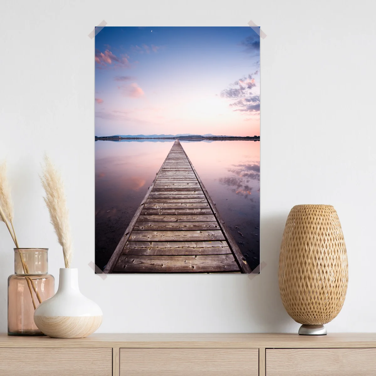 Poster holzsteg zum horizont bei sonnenuntergang Poster holzsteg zum horizont bei sonnenuntergang