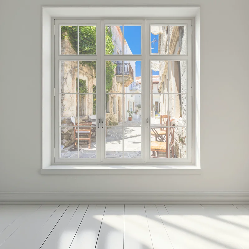 Fensteraufkleber sonnenbeschienene mediterrane gasse mit caféstühlen Fensteraufkleber sonnenbeschienene mediterrane gasse mit caféstühlen