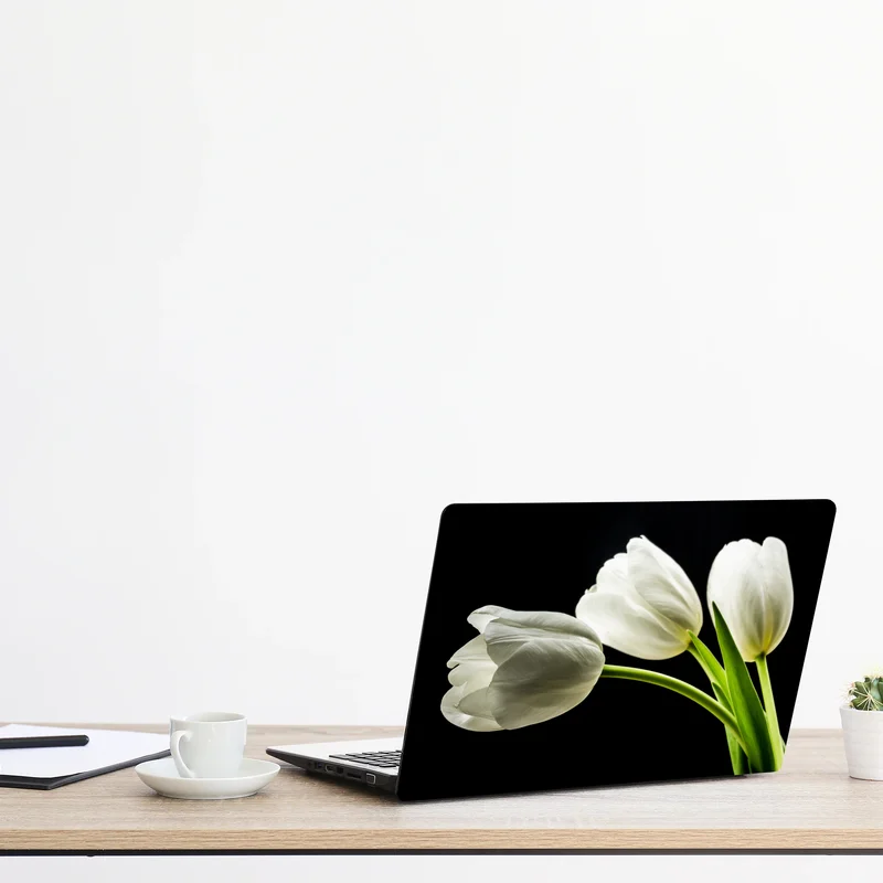 Naklejka na laptopa eleganckie białe tulipany na czarnym tle