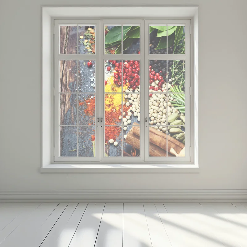 Fensteraufkleber buntes gewürzsortiment auf rustikalem holz