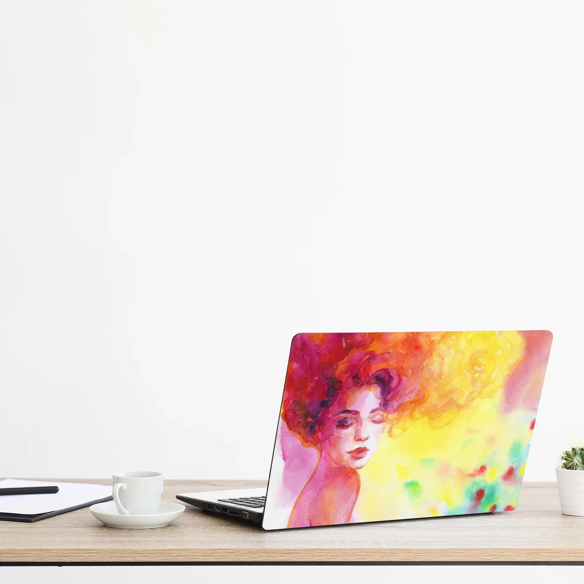 Naklejka na laptopa promienny akwarelowy portret kobiety Naklejka na laptopa promienny akwarelowy portret kobiety