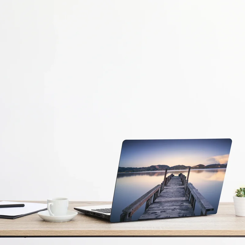 Naklejka na laptopa drewniany pomost nad jeziorem Versilia Massaciuccoli