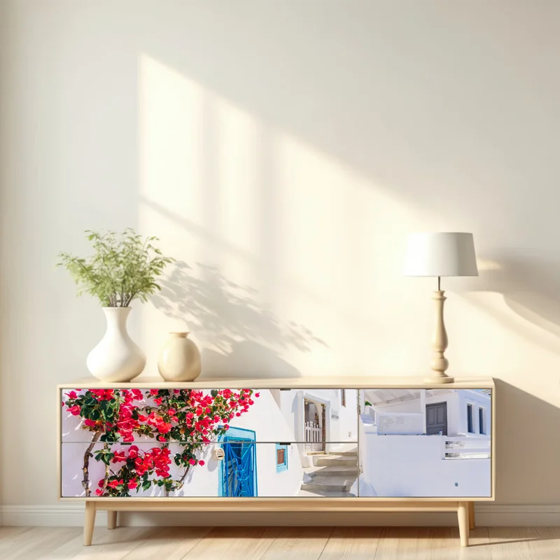 Repositionierbarer Aufkleber Santorini weiße gasse mit bougainvillea