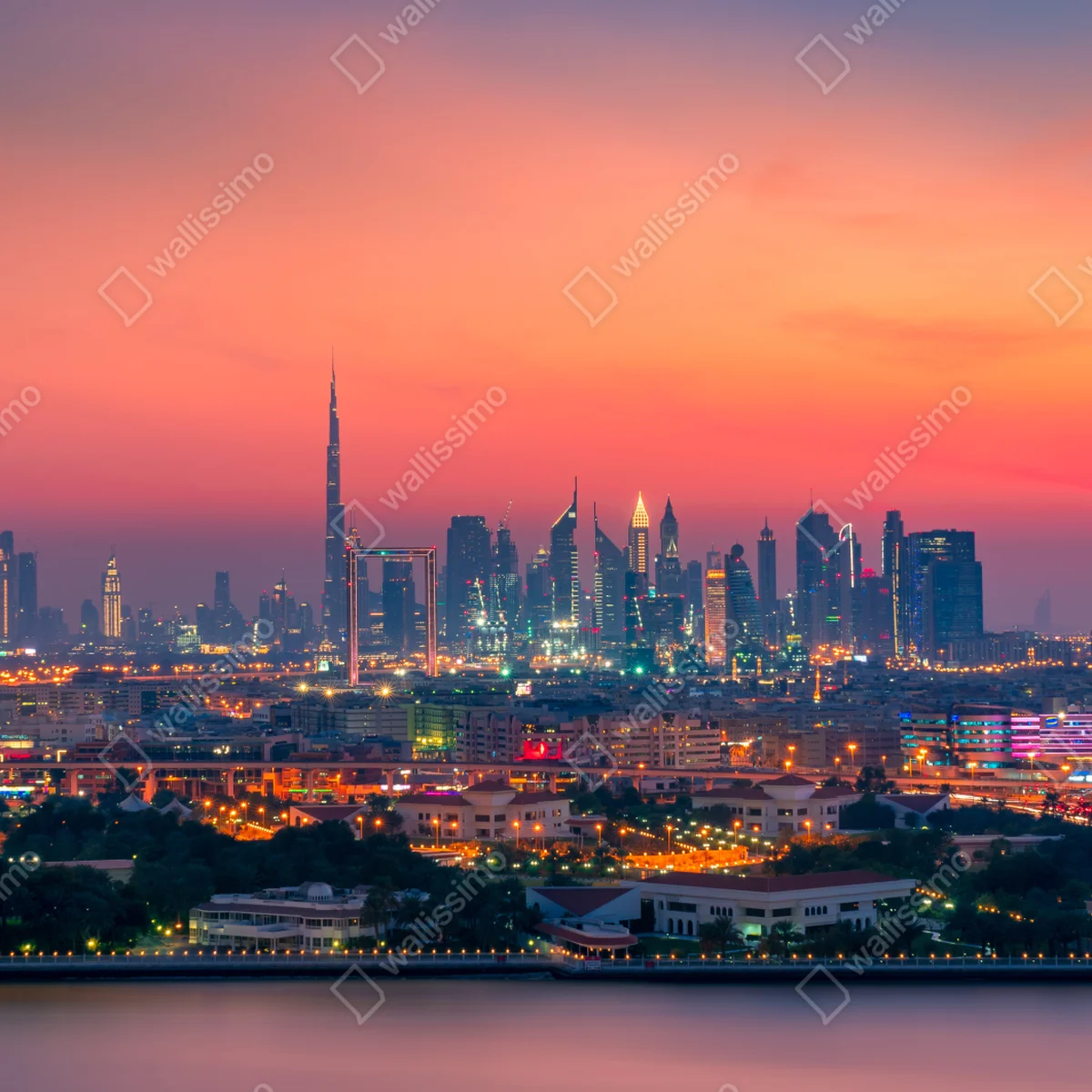 Fototapete Dubai skyline bei sonnenuntergang Fototapete Dubai skyline bei sonnenuntergang