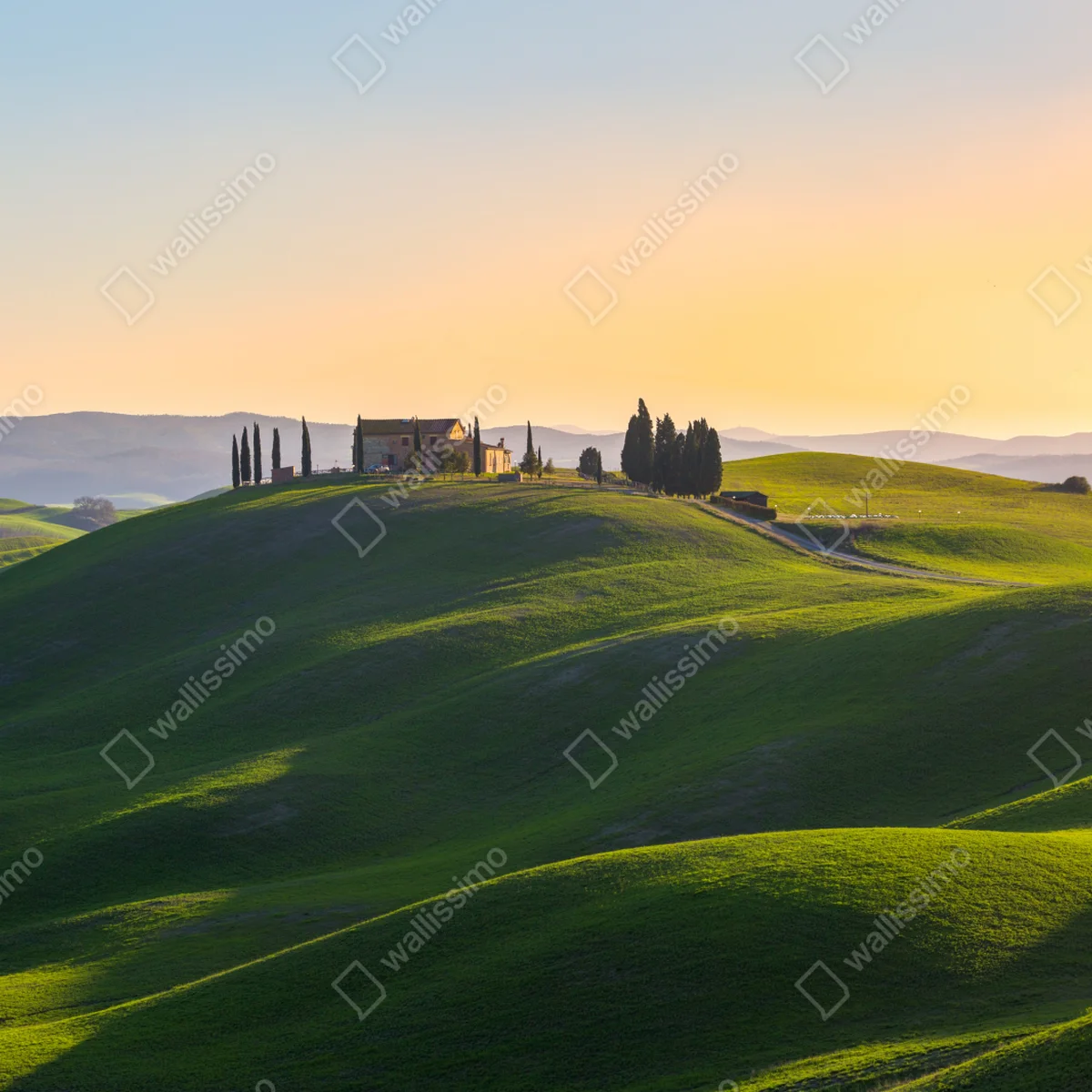 Repositionierbarer Aufkleber bauernhaus auf grünen hügeln, Crete Senesi Repositionierbarer Aufkleber bauernhaus auf grünen hügeln, Crete Senesi