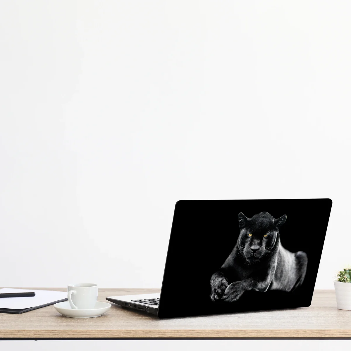 Laptop-Aufkleber porträt eines schwarzen panthers vor schwarzem hintergrund Laptop-Aufkleber porträt eines schwarzen panthers vor schwarzem hintergrund