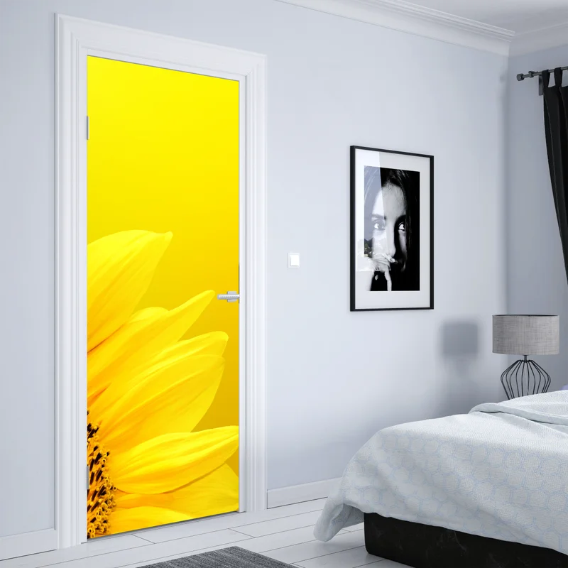 Türaufkleber leuchtende sonnenblume nahaufnahme auf gelbem hintergrund Türaufkleber leuchtende sonnenblume nahaufnahme auf gelbem hintergrund