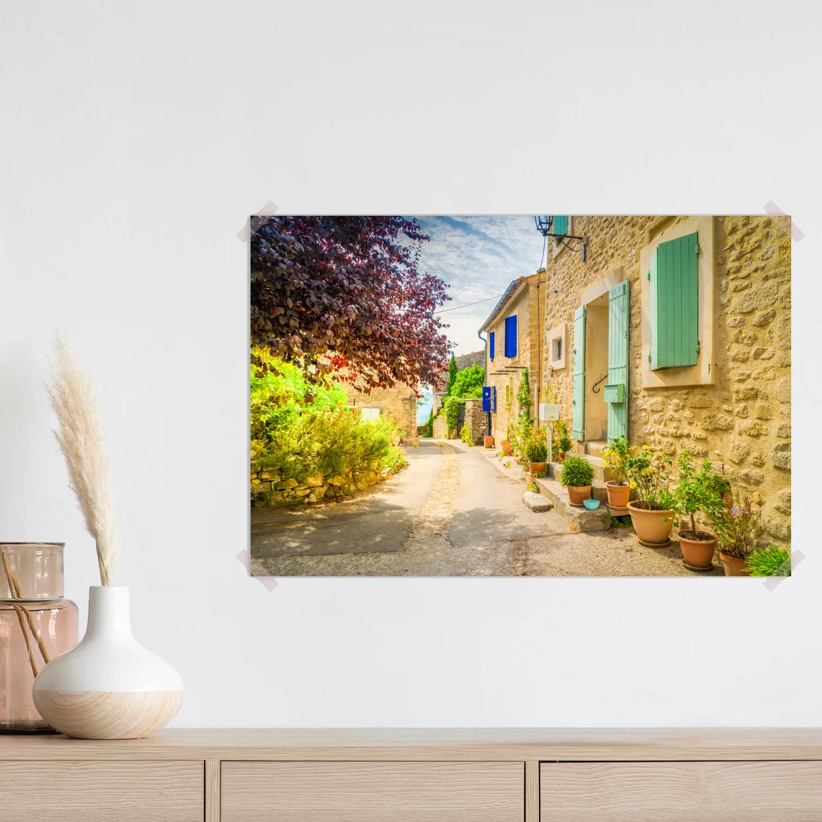 Poster sonnenbeschienene dorfstraße mit steinhäusern und bunten fensterläden Poster sonnenbeschienene dorfstraße mit steinhäusern und bunten fensterläden