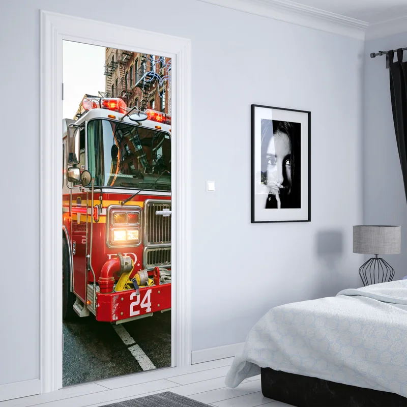 Türaufkleber feuerwehrautos auf einer straße in Manhattan, New York Türaufkleber feuerwehrautos auf einer straße in Manhattan, New York