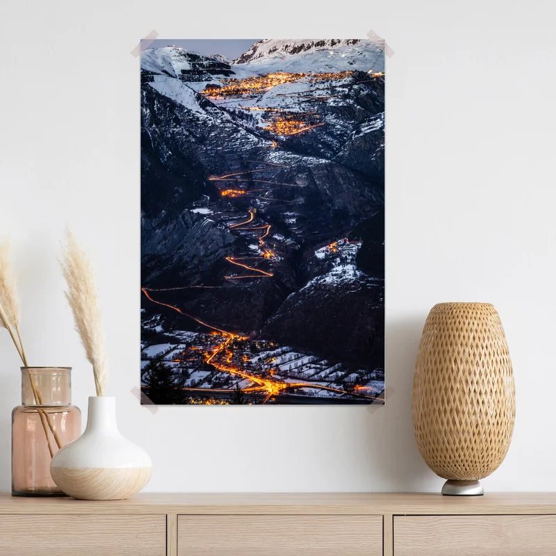 Poster Alpe d'Huez nächtliche auffahrt auf der serpentinenstraße Poster Alpe d'Huez nächtliche auffahrt auf der serpentinenstraße