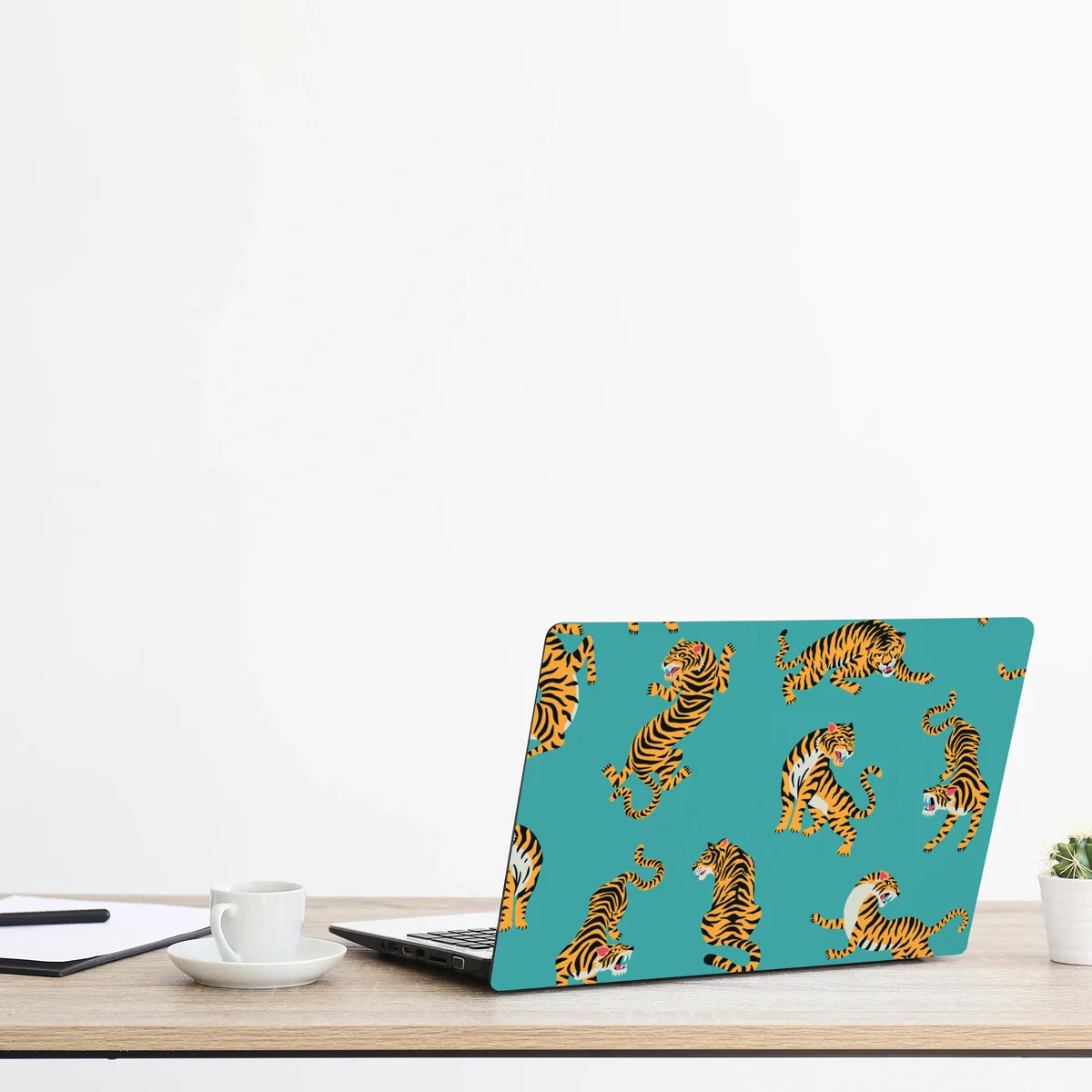 Naklejka na laptopa stylizowany motyw tygrysa na turkusowym tle Naklejka na laptopa stylizowany motyw tygrysa na turkusowym tle