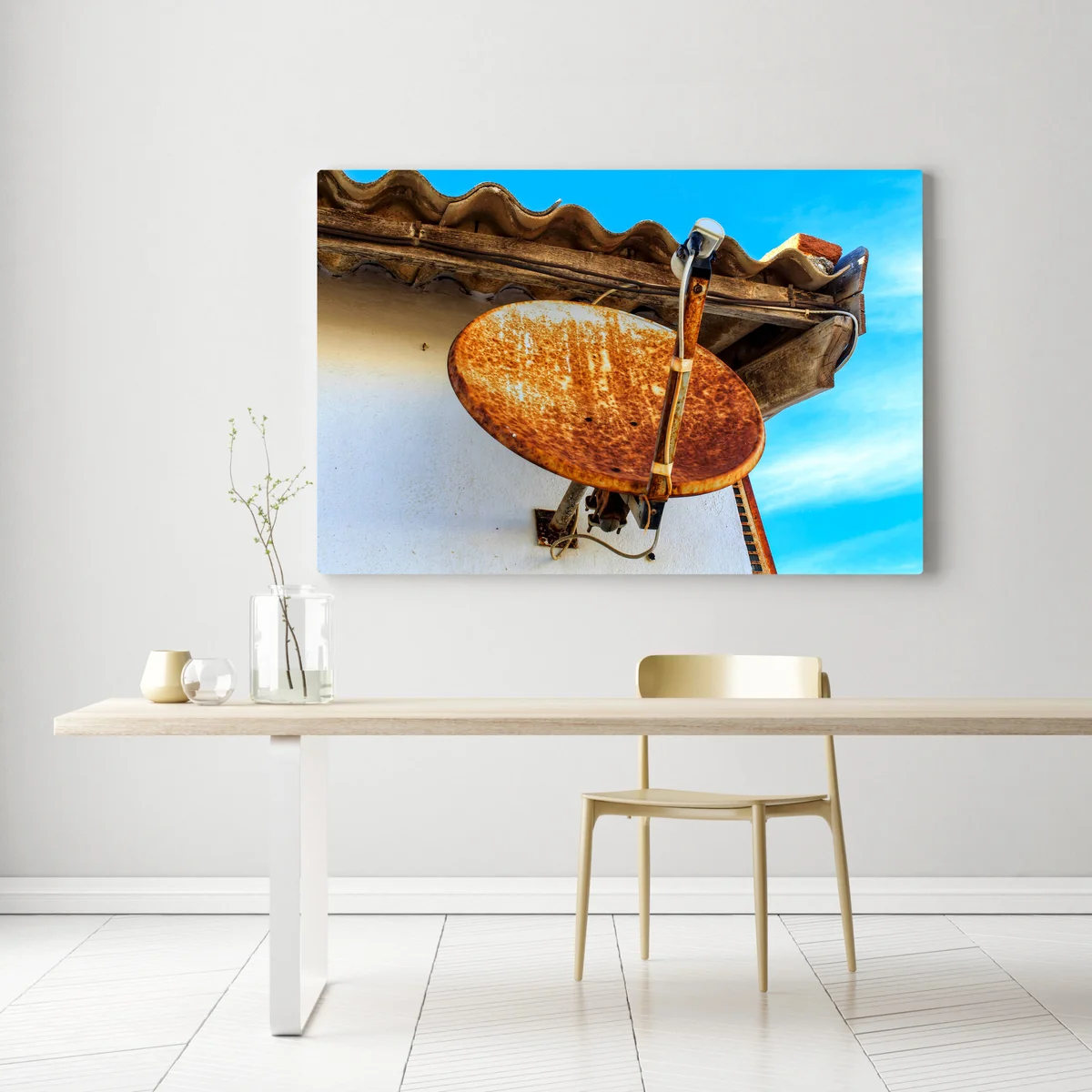 Leinwandbild Alte Satellitenschüssel in einem spanischen Haus • Leinwandbilder bei Wallnifity® Leinwandbild Alte Satellitenschüssel in einem spanischen Haus • Leinwandbilder bei Wallnifity®