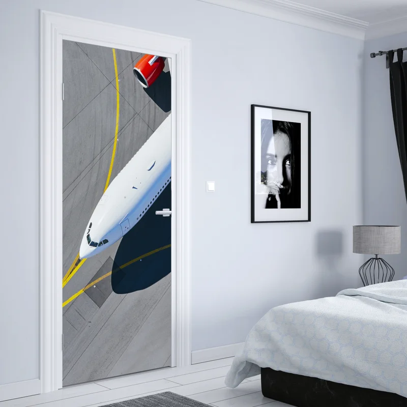 Türaufkleber luftaufnahme eines flugzeugs auf dem rollfeld