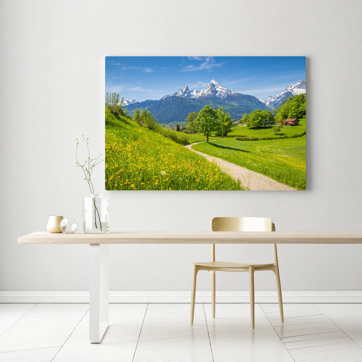 Leinwandbild alpine frühlingswiese mit schneebedeckten gipfeln Leinwandbild alpine frühlingswiese mit schneebedeckten gipfeln