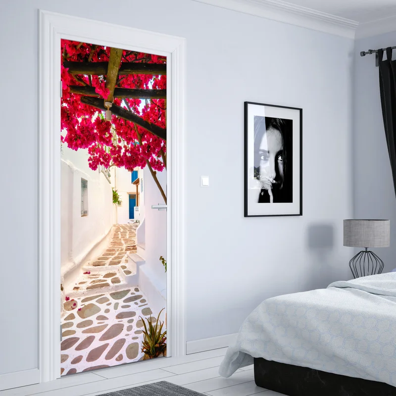 Türaufkleber sonnige gasse in Griechenland mit bougainvillea