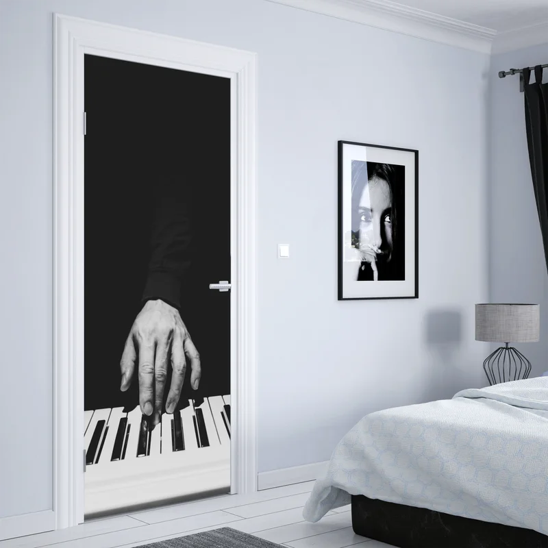 Türaufkleber monochromes nahaufnahme einer hand am klavier Türaufkleber monochromes nahaufnahme einer hand am klavier