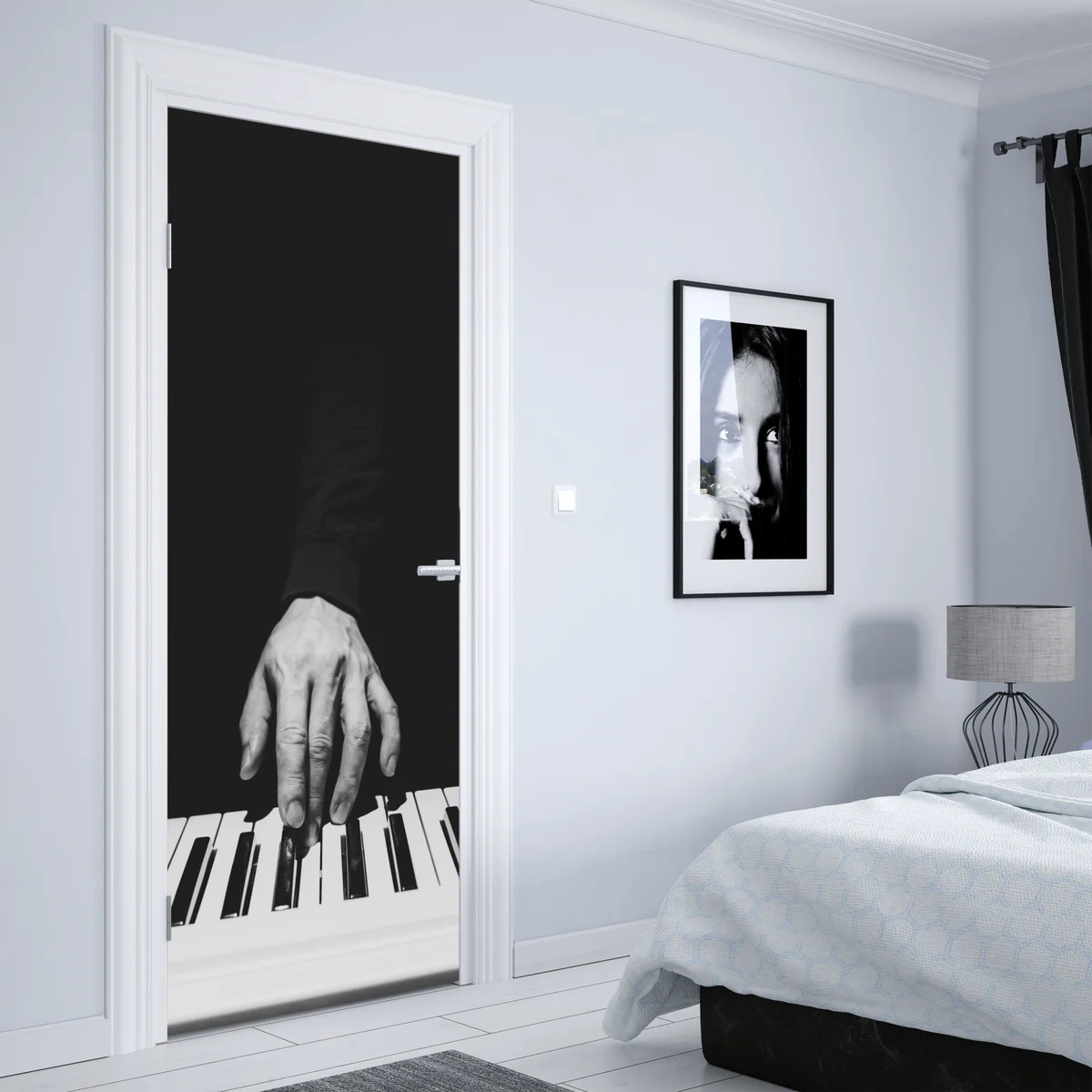 Türaufkleber monochromes nahaufnahme einer hand am klavier Türaufkleber monochromes nahaufnahme einer hand am klavier