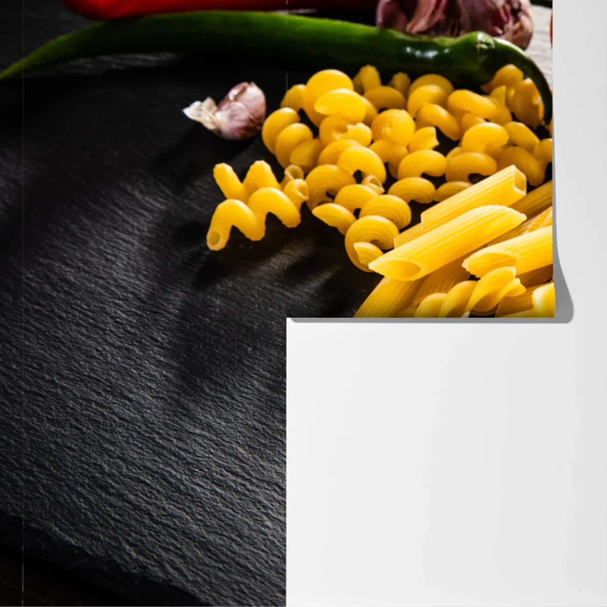 Fototapeta zbiór suchych makaronów i świeże składniki Fototapeta zbiór suchych makaronów i świeże składniki