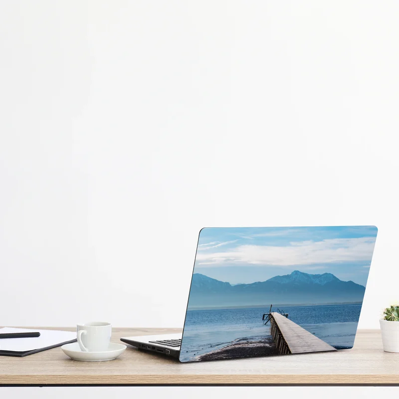 Naklejka na laptopa mglisty pomost nad jeziorem o świcie