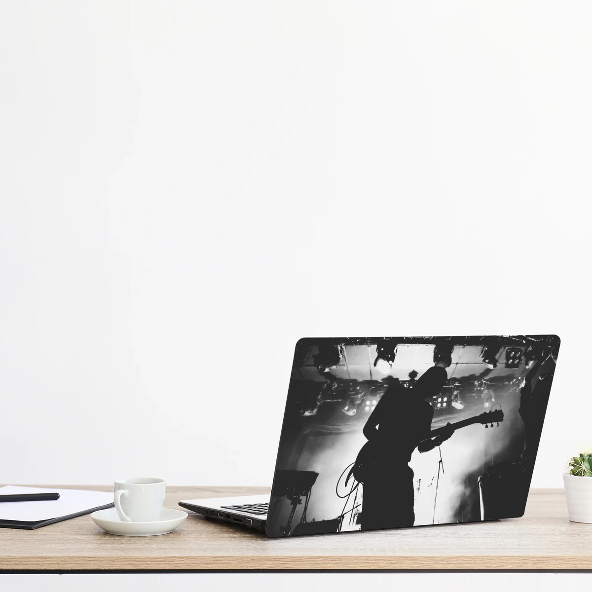 Laptop-Aufkleber gitaristensilhouette bei einem live-konzert Laptop-Aufkleber gitaristensilhouette bei einem live-konzert