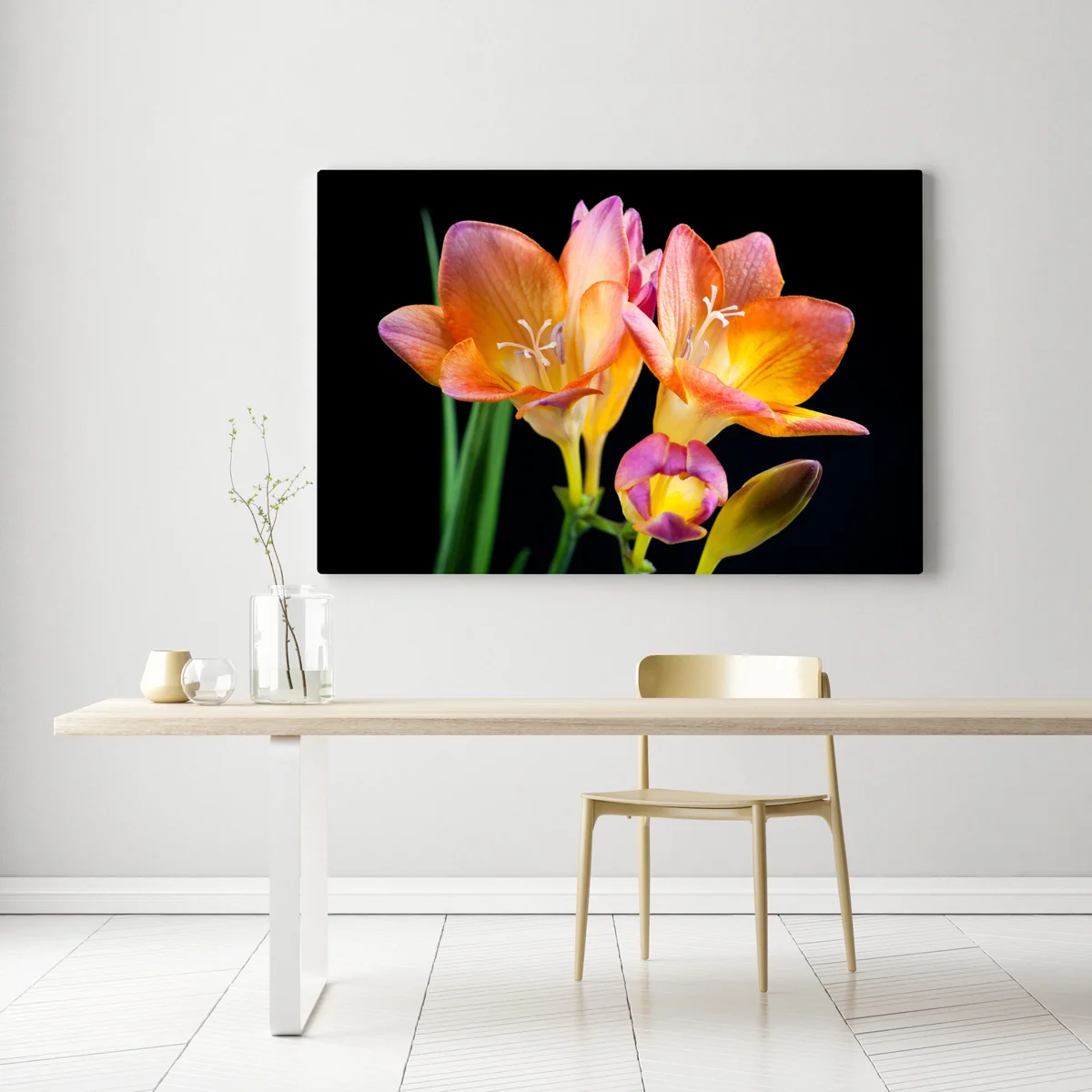 Leinwandbild leuchtende orange freesien vor schwarzem hintergrund Leinwandbild leuchtende orange freesien vor schwarzem hintergrund