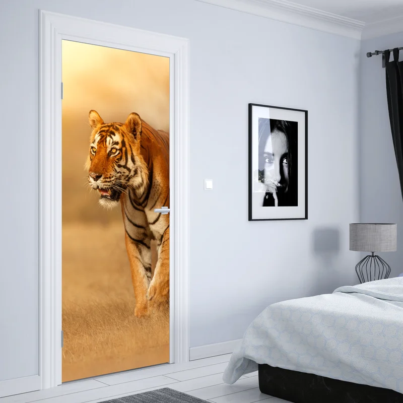 Türaufkleber majestätischer tiger im goldenen licht Türaufkleber majestätischer tiger im goldenen licht