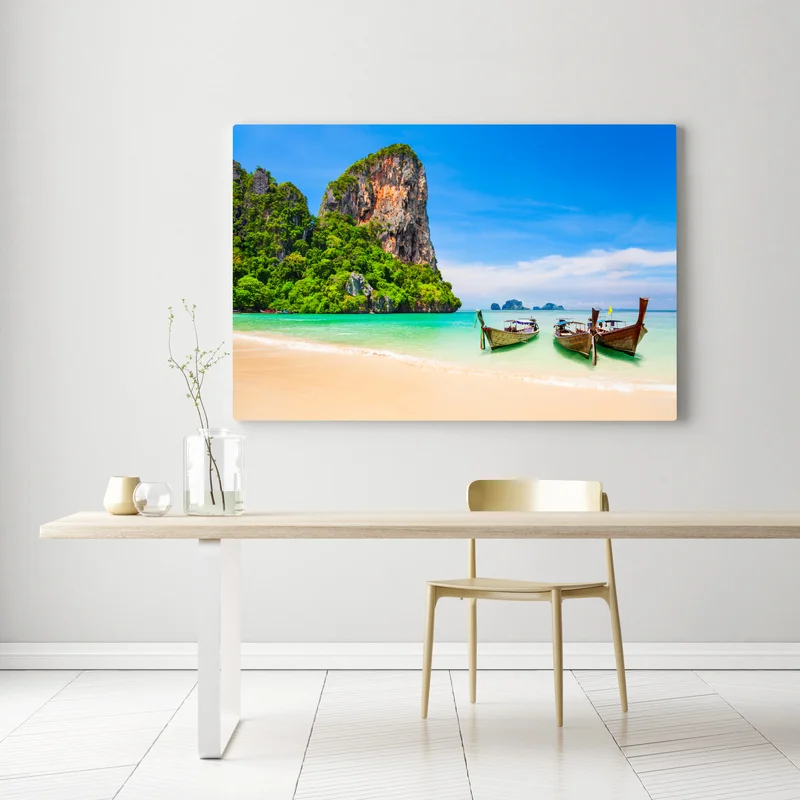 Leinwandbild tropischer strand mit traditionellen booten in Thailand Leinwandbild tropischer strand mit traditionellen booten in Thailand