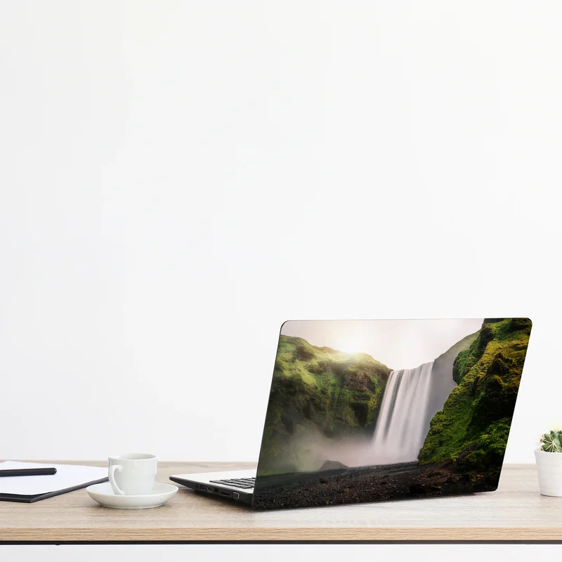 Naklejka na laptopa majestatyczny wodospad Skogafoss