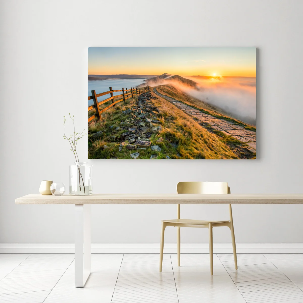 Leinwandbild sonnenaufgang über einem nebligen bergrücken mit steinweg Leinwandbild sonnenaufgang über einem nebligen bergrücken mit steinweg