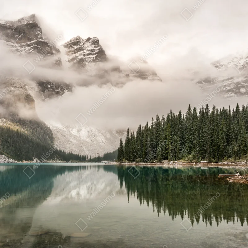 Fototapete nebliger bergsee mit spiegelung Fototapete nebliger bergsee mit spiegelung