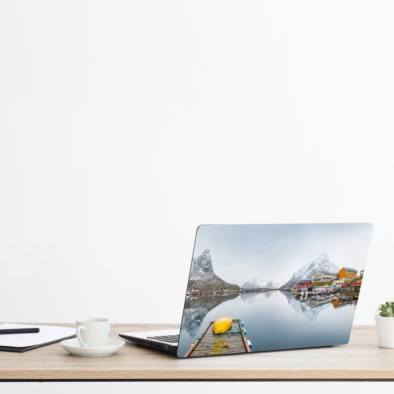 Laptop-Aufkleber spiegelglatter fjord mit bergkulisse
