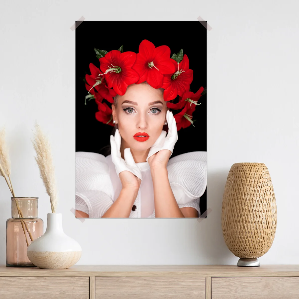 Poster elegantes porträt mit rotem blumenkranz Poster elegantes porträt mit rotem blumenkranz