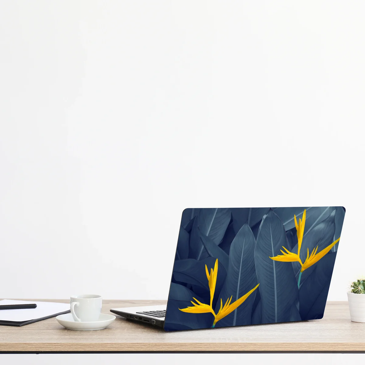 Laptop-Aufkleber gelbe strelitzie auf blauen blättern Laptop-Aufkleber gelbe strelitzie auf blauen blättern