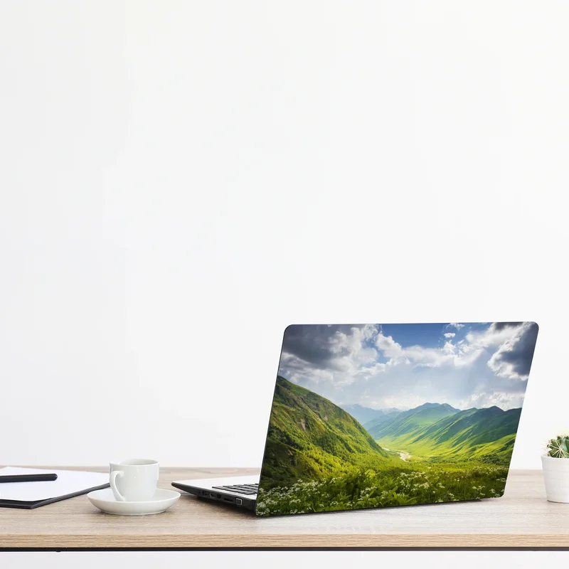 Naklejka na laptopa bujna zielona dolina górska