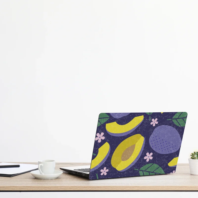 Naklejka na laptopa radosny wzór ze śliwkami i liśćmi