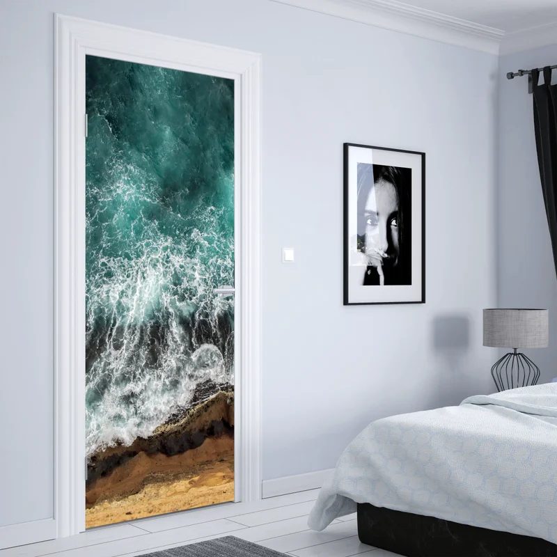 Türaufkleber türkise küste aus der vogelperspektive mit brandenden wellen